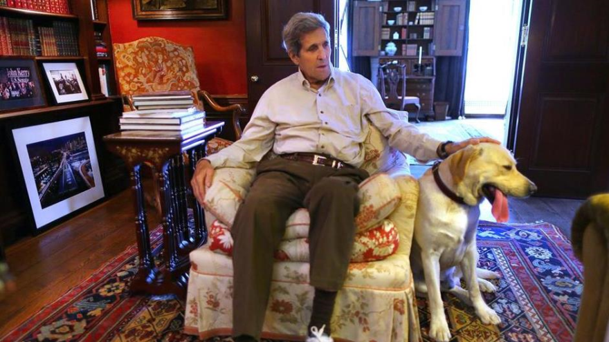 El secretario de Estado estadounidense, John Kerry, recuperándose de una operación por una fractura en su pierna derecha, relaja en su casa en Beacon Hill, en Boston (noreste). 13 de junio de 2015.