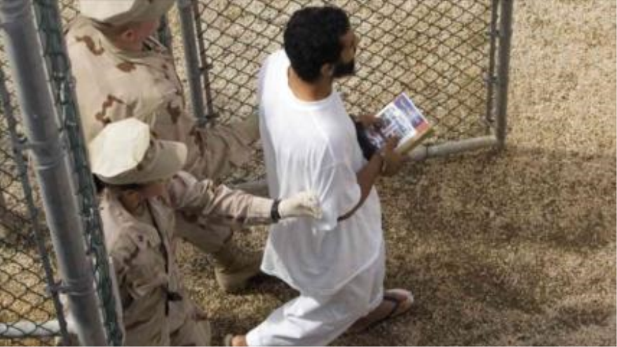 Militares estadounidenses conducen a un preso.