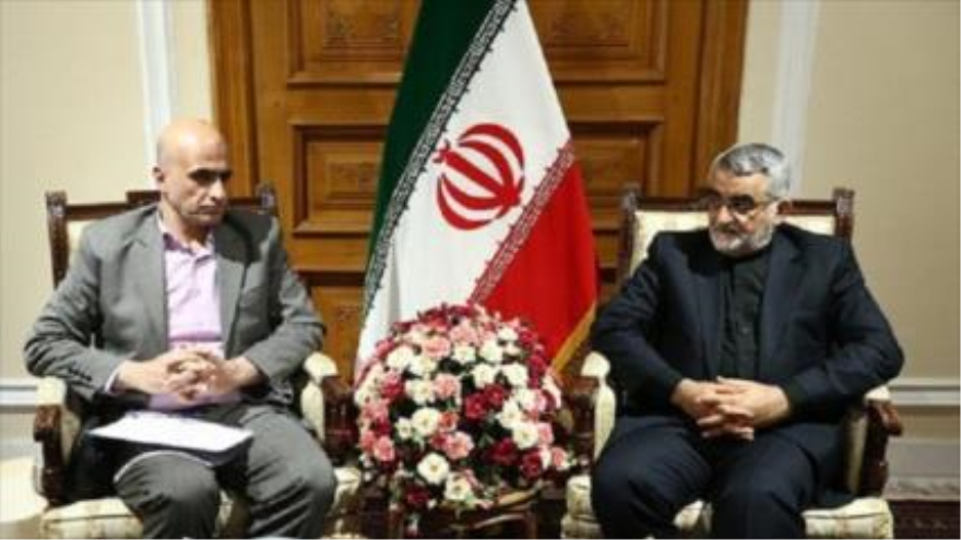 El presidente de la Comisión de Seguridad Nacional y Política Exterior del Parlamento iraní, Alaedin Boruyerdi (drcha), y el representante del Parlamento sirio, Mohamad Husein Raqeb, durante una reunión mantenida en la ciudad capitalina de Teherán. 15 de junio de 2015