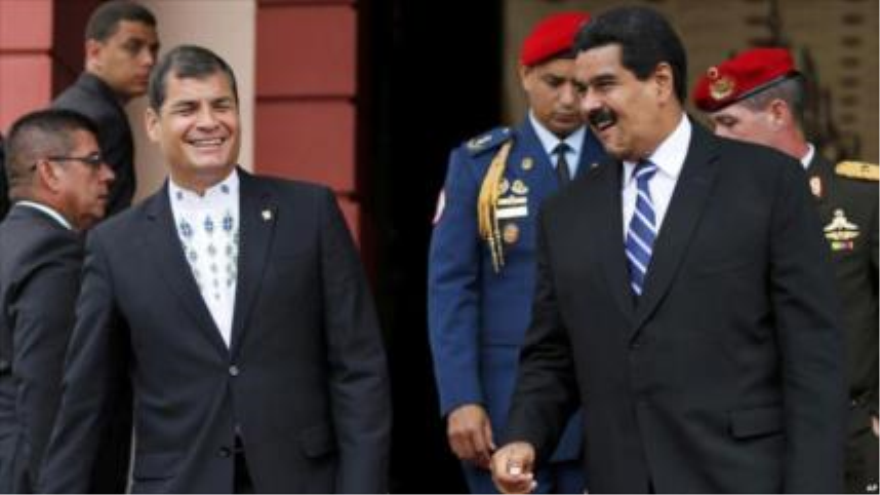 El presidente de Venezuela, Nicolás Maduro (derecha), y el de Ecuador, Rafael Correa (izquierda).