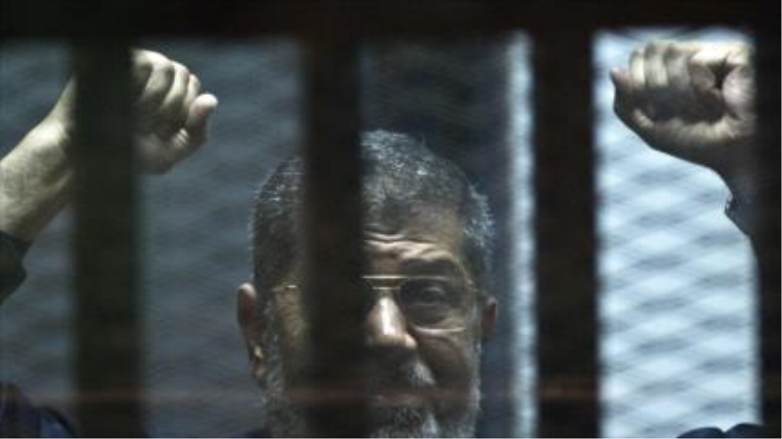 El expresidente egipcio Mohamad Mursi dentro de una celda durante su sesión judicial, 16 de junio 2015.