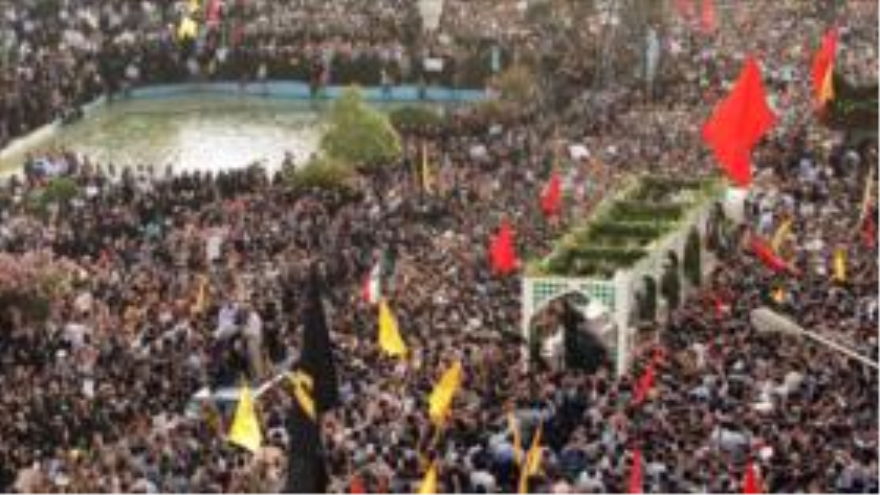 Miles de iraníes despidiéndose de los 270 mártires de la Defensa Sagrada en un funeral multitudinario en Teherán, capital de Irán. 16 de junio de 2015