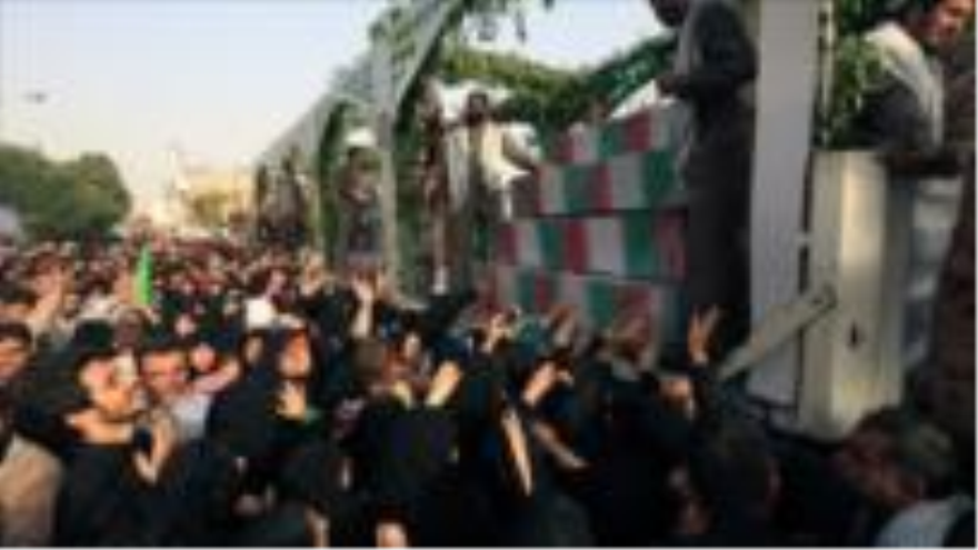 Miles de iraníes despidiéndose de los 270 mártires de la Defensa Sagrada en un funeral multitudinario en Teherán, capital de Irán. 16 de junio de 2015