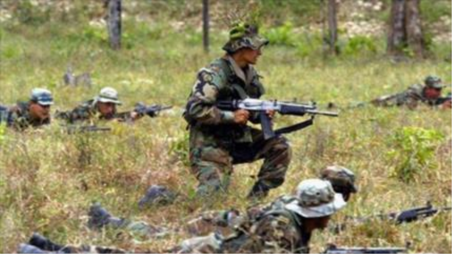 Ejército colombiano lleva a cabo un operativo contra los guerrilleros de las FARC.
