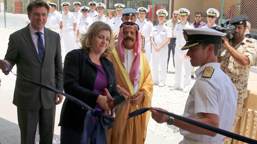 La ministra británica de las Fuerzas Armadas, Penny Mordaunt, junto a los funcionarios y militares bareiníes inaugura las obras de construcción de la nueva base militar británica en Baréin. 15 de junio de 2015.