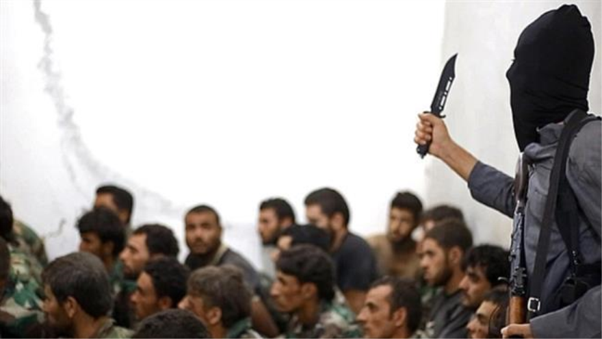 Un integrante del grupo terrorista Daesh con un cuchillo.