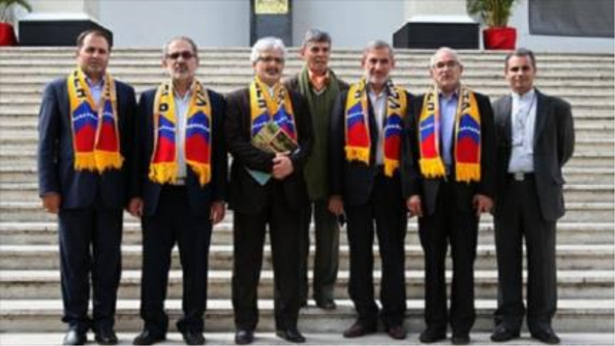 Delegación parlamentaria iraní posa junto al diputado venezolano Diógenes Andrade en el Palacio Federal Legislativo de Venezuela. 17 de junio de 2015