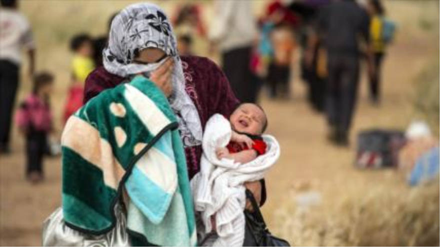 Una mujer desplazada siria que huye del conflicto terrorista creado en su país.