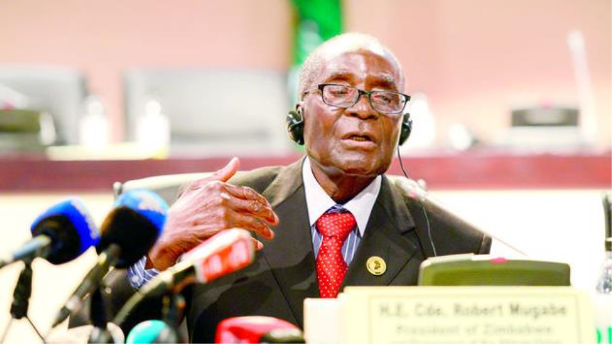 El jefe del gobierno de Zimbabue y presidente de la Unión Africana (UA), Robert Mugabe