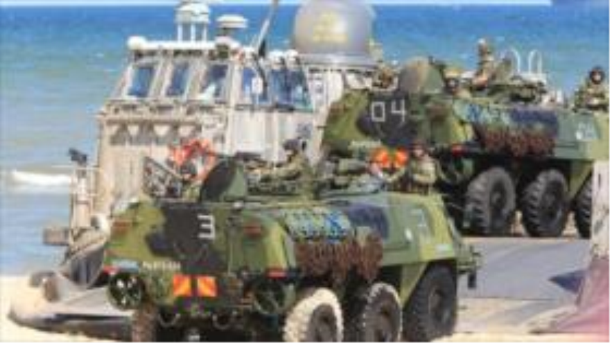 Vehículos anfibios de la Organización del Tratado del Atlántico Norte (OTAN) participan en las maniobras BALTOPS 2015 en Ustka (noroeste de Polonia), 17 de junio de 2015.