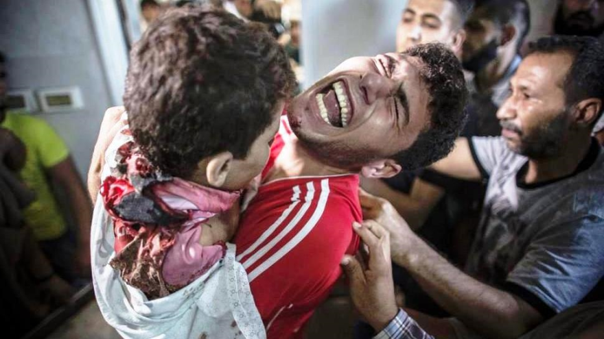 Un hombre llora por la muerte de su hijo en un bombardeo del ejército israelí en Gaza.