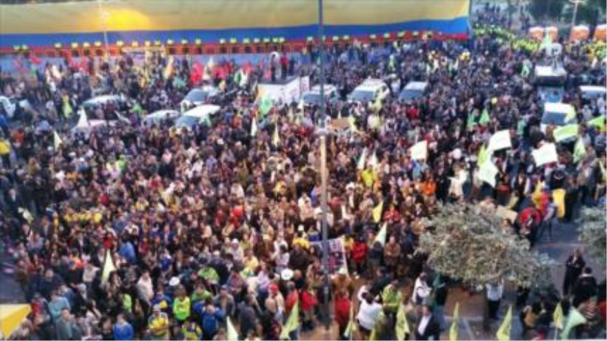 Manifestantes ecuatorianos apoyan al presidente Rafael Correa ante las medidas desestabilizadoras de la derecha.