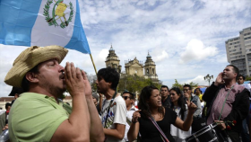 Estudiantes guatemaltecos exigen al presidente que dimita