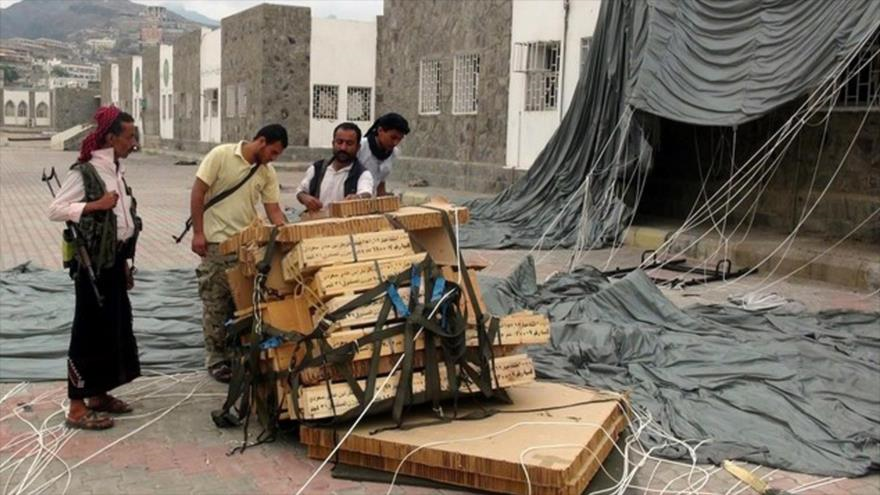 Partidarios del expresidente fugado Abdu Rabu Mansur Hadi recogen una entrega aérea de armas, 3 de abril de 2015.