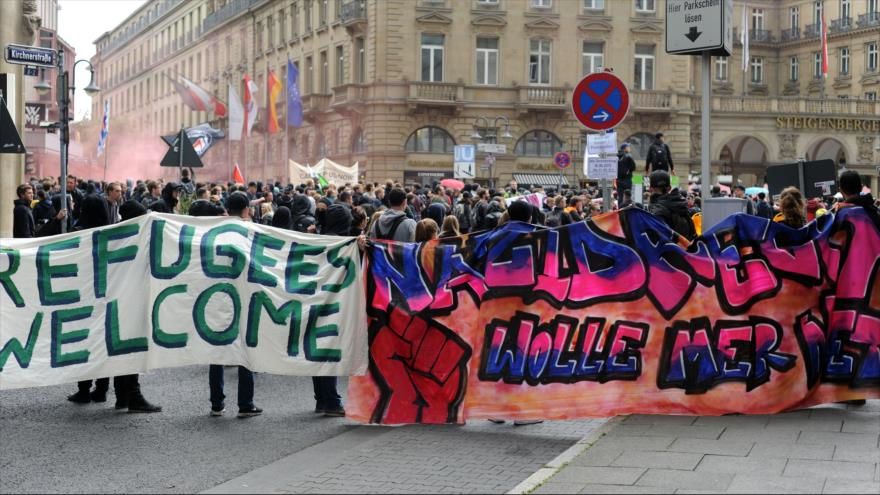 Manifestantes protestan contra una marcha del movimiento islamófobo PEGIDA en Fráncfort, Alemania. 20 de junio de 2015.