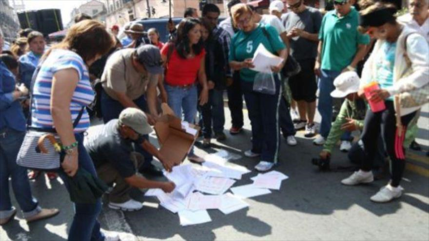 Profesores mexicanos bloquean accesos a sedes en donde se aplica evaluación en Michoacán. 20 de junio de 2015