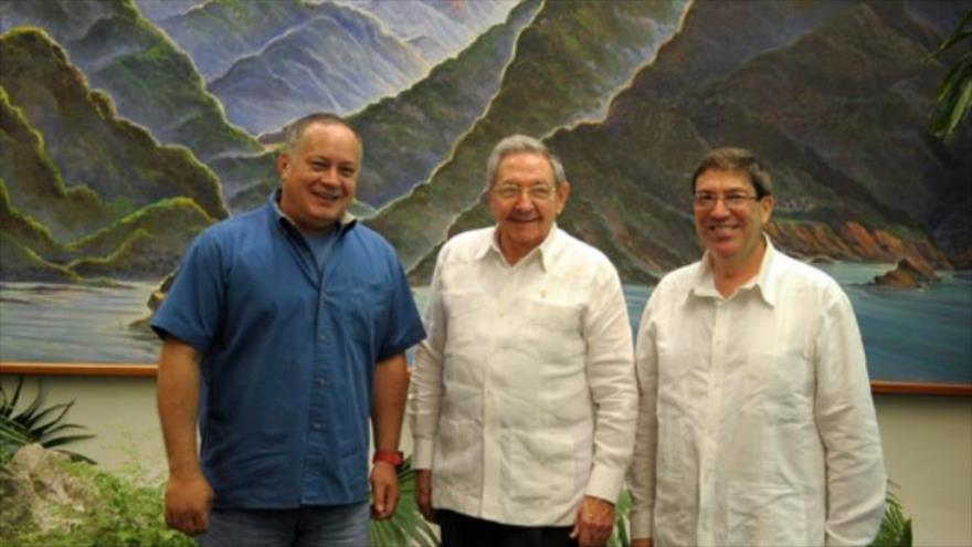 El presidente de la Asamblea Nacional de Venezuela, Diosdado Cabello, el presidente de Cuba, Raúl Castro, y el canciller cubano, Bruno Rodríguez. 20 de junio de 2015