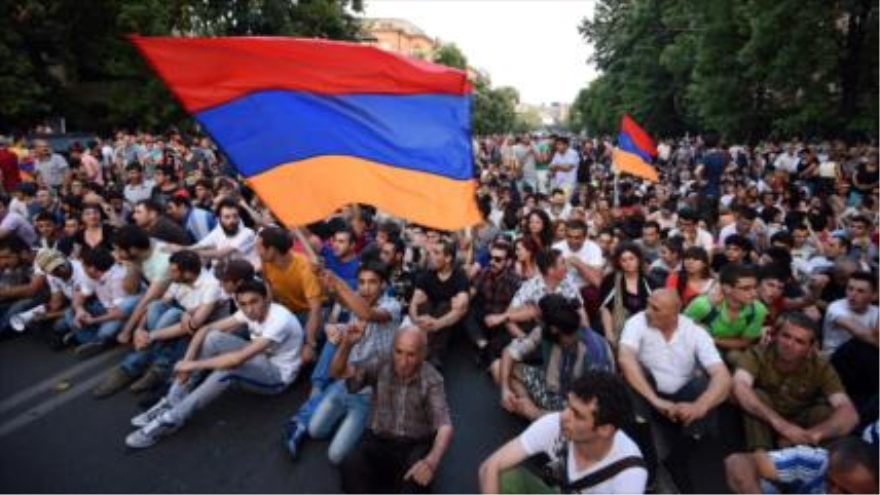 Sentada realizada por armenios descontentos por el incremento de precios de la electricidad. 22 de junio de 2015