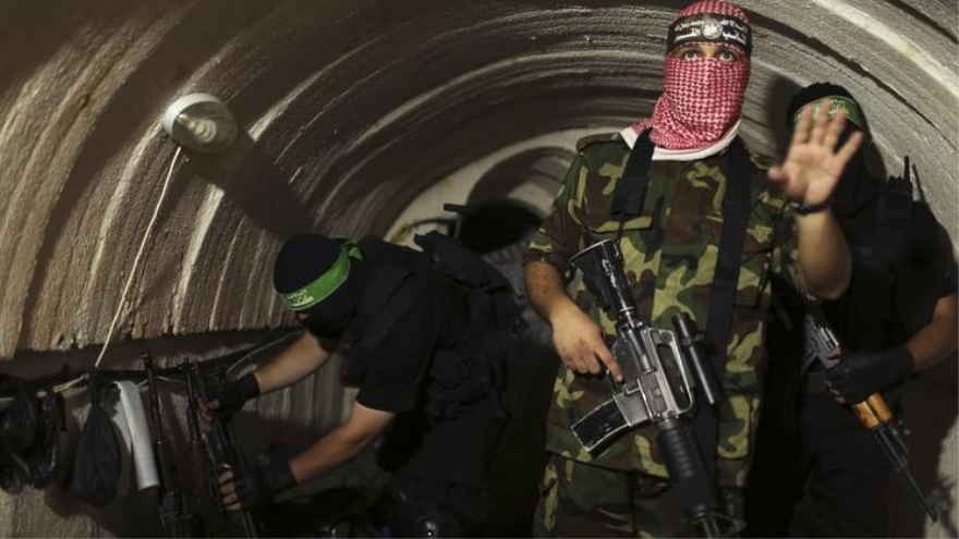 Combatientes de HAMAS, en un túnel subterráneo en la Franja de Gaza