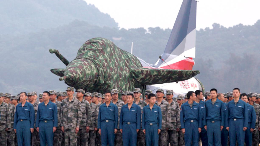 Militares chinos posan junto a un caza polivalente de 4ª generación Chengdu J-10.