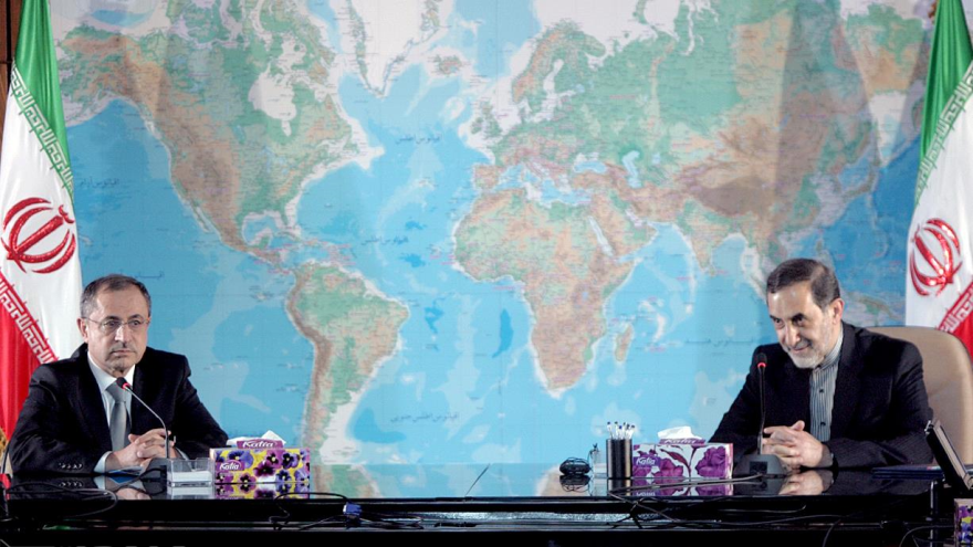 Ali Akbar Velayati (decha), el asesor del Líder de la Revolución Islámica de Irán para Asuntos Internacionales durante una rueda de prensa conjunta con el ministro sirio del Interior, Mohamad Ibrahim al-Shaar, en Teherán, 23 de junio de 2015.