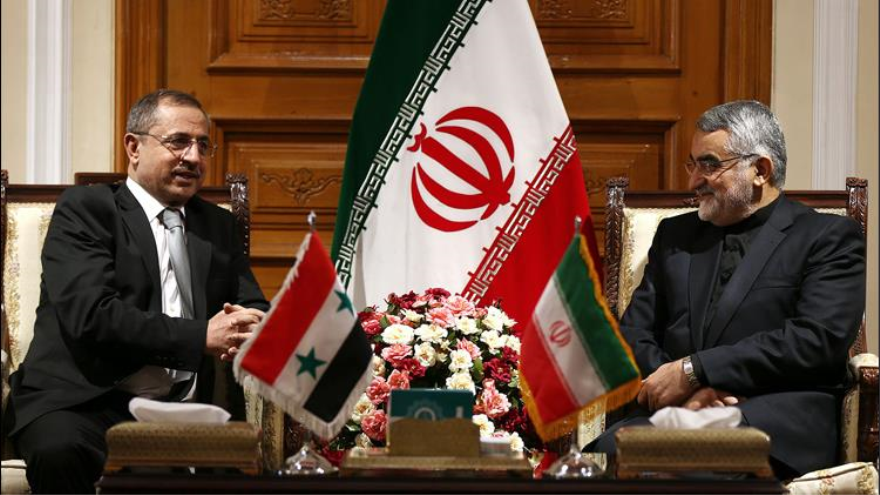 El presidente de la Comisión de Seguridad Nacional y Política Exterior del Parlamento iraní, Alaedin Boruyerdi y ministro sirio del Interior, Mohamad Ibrahim al-Shaar Teherán, Irán,23 de junio 2015.