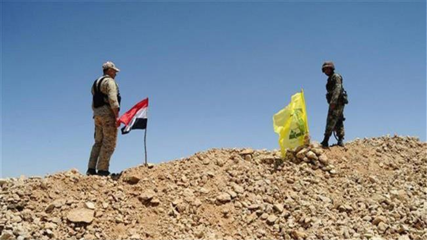 Banderas de Siria y de Hezbolá, colocadas en los cerros arrebatados a terroristas de Daesh en Al-Qalamun