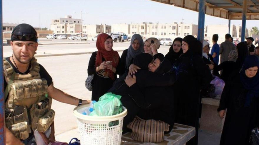 Familias iraquíes regresan a la ciudad de Tikrit, capital de Salah al-Din, tras la toma de control de esta ciudad por el Ejército del país árabe.