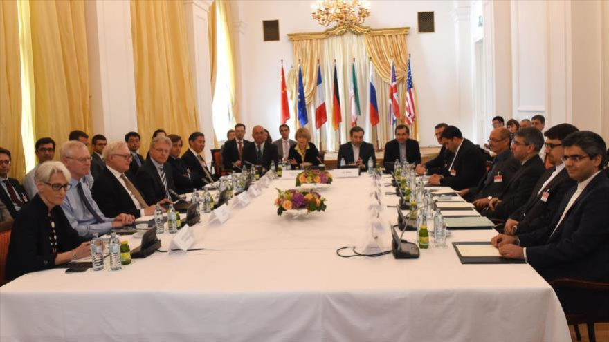 Representantes de Irán y el Grupo 5+1 en la mesa de diálogo para seguir las conversaciones nucleares.