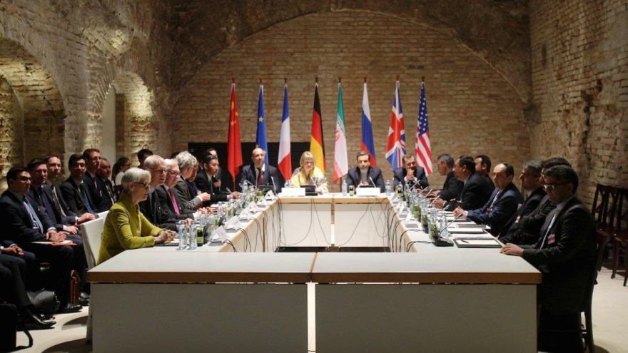 Representantes de Irán y el Grupo 5+1 en la mesa de diálogo para seguir las conversaciones nucleares.