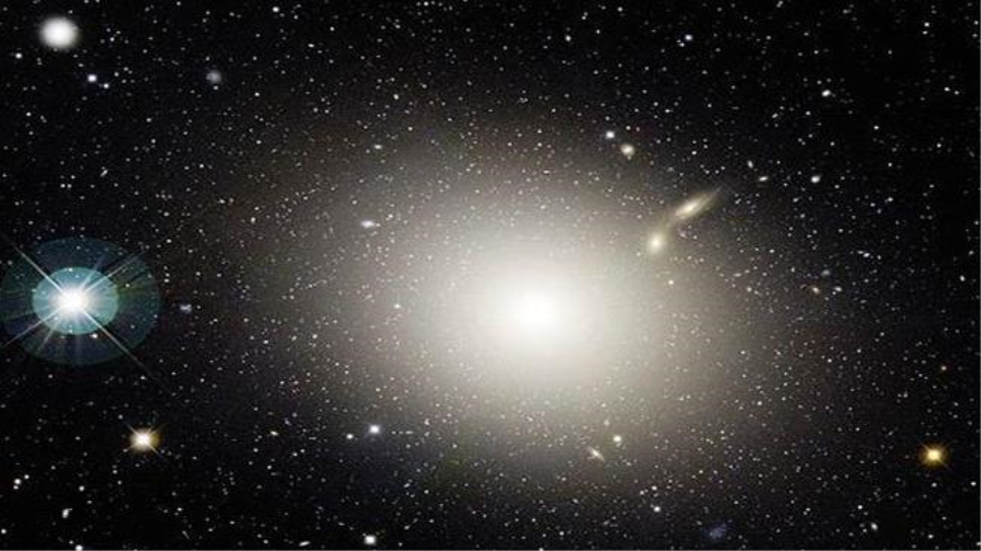 La galaxia elíptica gigante Messier 87 (o M87), vista rodeada de un enorme halo en la imagen, ha absorbido la totalidad de una galaxia de tamaño medio en los últimos mil millones de años.