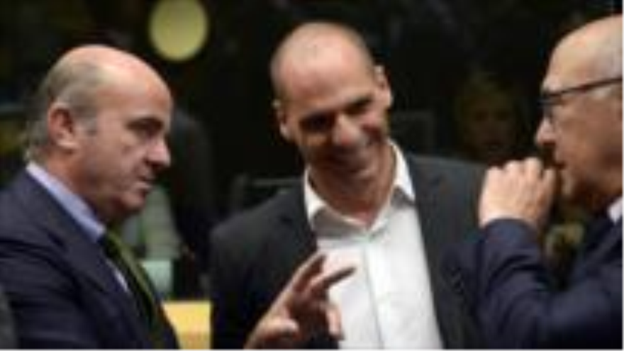 De izquierda a derecha: Los ministros de Finanzas de España, Grecia y Francia, Luis De Guindos, Yanis Varufakis y Michel Sapinon, respectivamente. 25 de junio de 2015