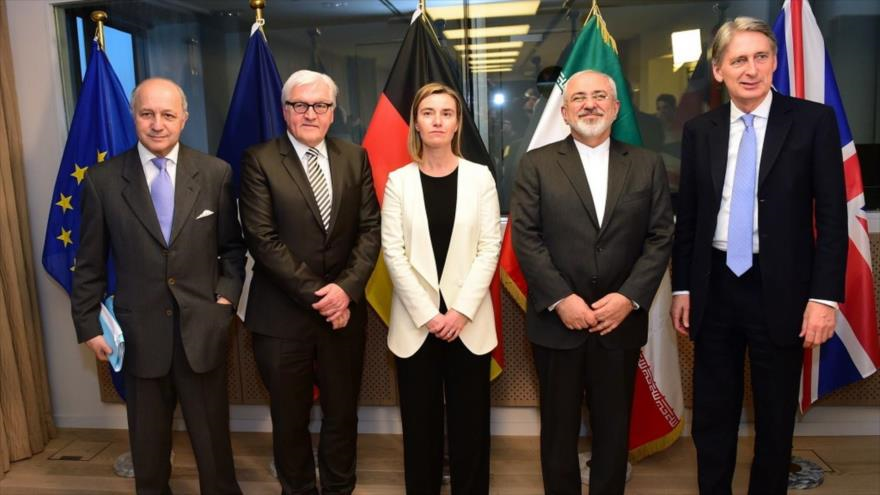 El canciller de Irán, Mohamad Yavad Zarif, junto a altos representantes del G5+1.