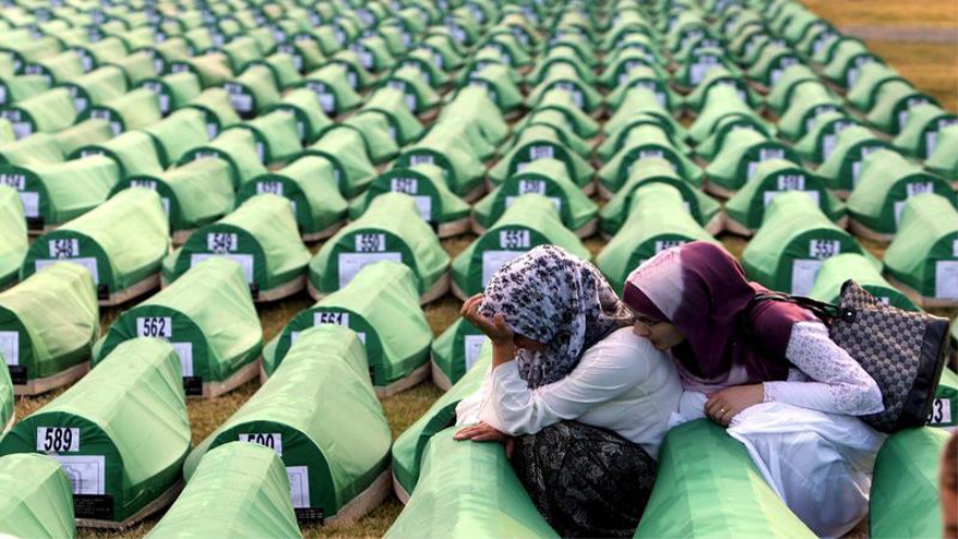 Dos mujeres se lamentan junto a los féretros en Srebrenica.