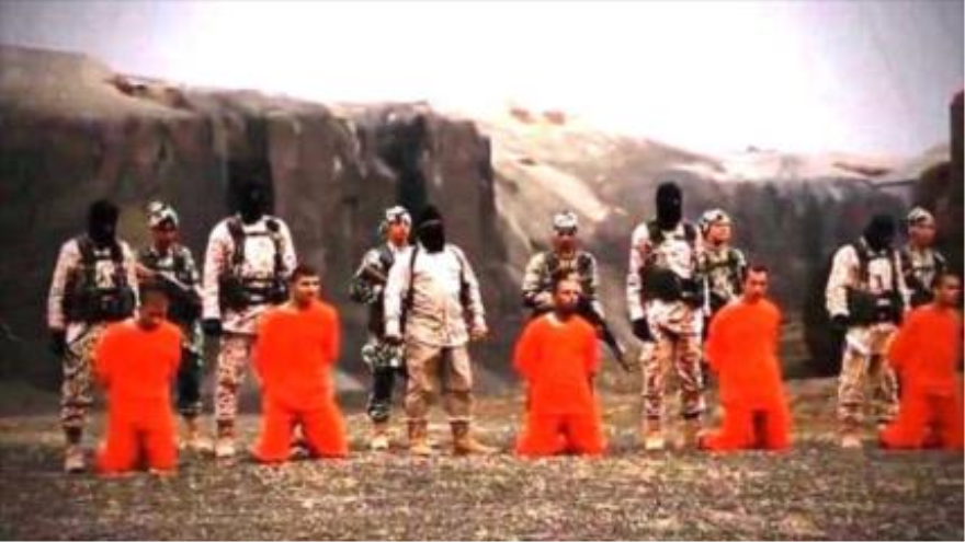 Integrantes de EIIL se preparan a decapitar a 12 miembros del grupo rival, Yaish al-Islam, en Siria. 25 de junio de 2015 