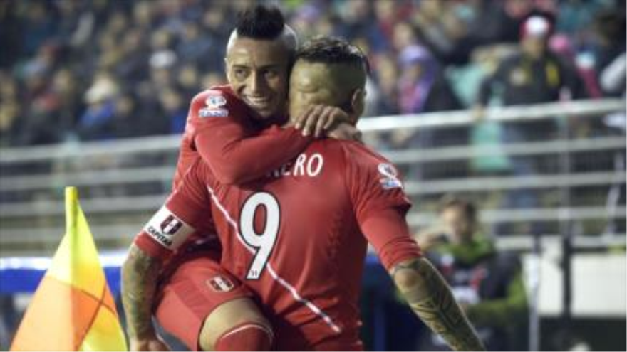 Jugadores peruanos Paolo Guerrero (dcha) y Christian Cueva festejan la victoria de su equipo ante Bolivia, en la Copa América 2015. 