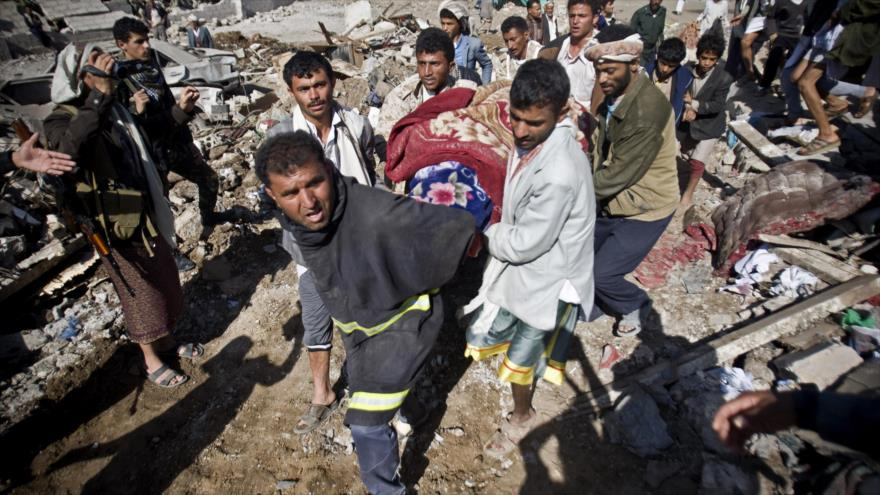 Los yemeníes trasladan cuerpos de las víctimas de los bombardeos saudíes