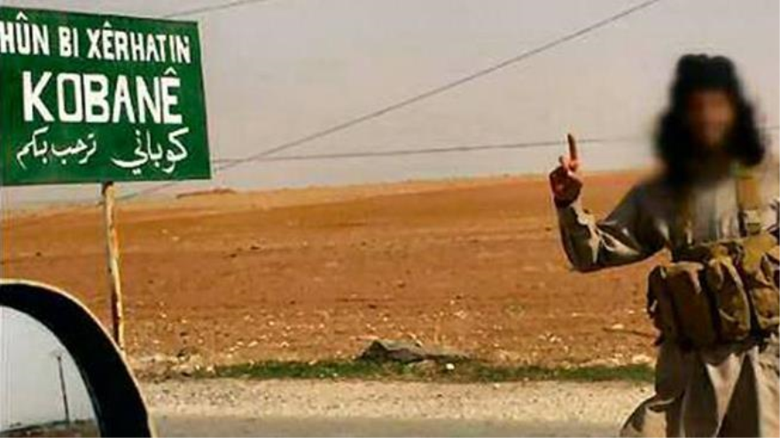 Integrante del grupo terrorista de Daesh en la entrada de la ciudad siria de Kobani desde Turquía.