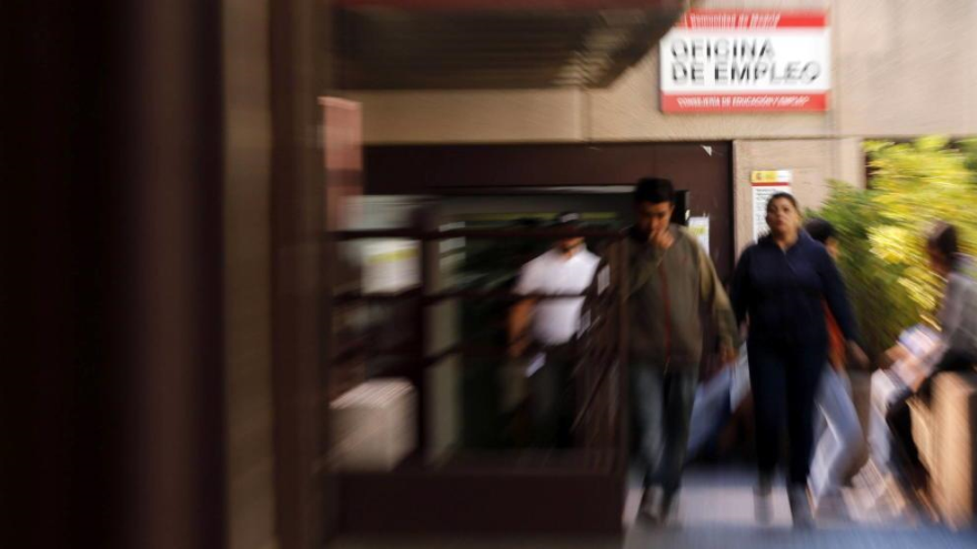 La tasa de paro de los menores de 35 años en España llega al 32,3 por ciento a principios de este año.
