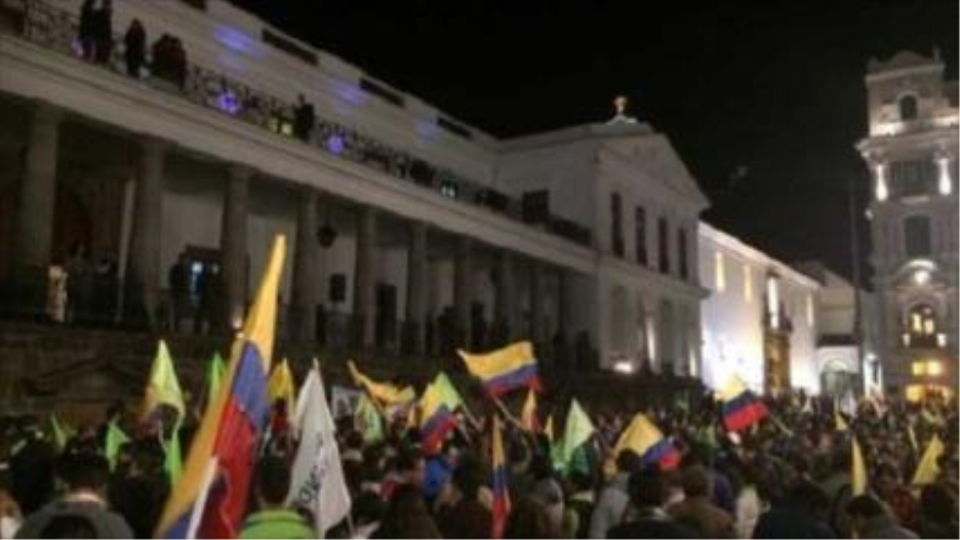 Ecuatorianos se congregan frente al Palacio de Carondelet en Quito para confirmar su respaldo al Gobierno. 25 de junio de 2015
