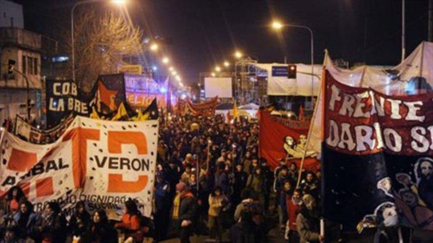 Manifestación de argentinos pide justicia para dos militantes asesinados por la Policía. 25 de junio de 2015