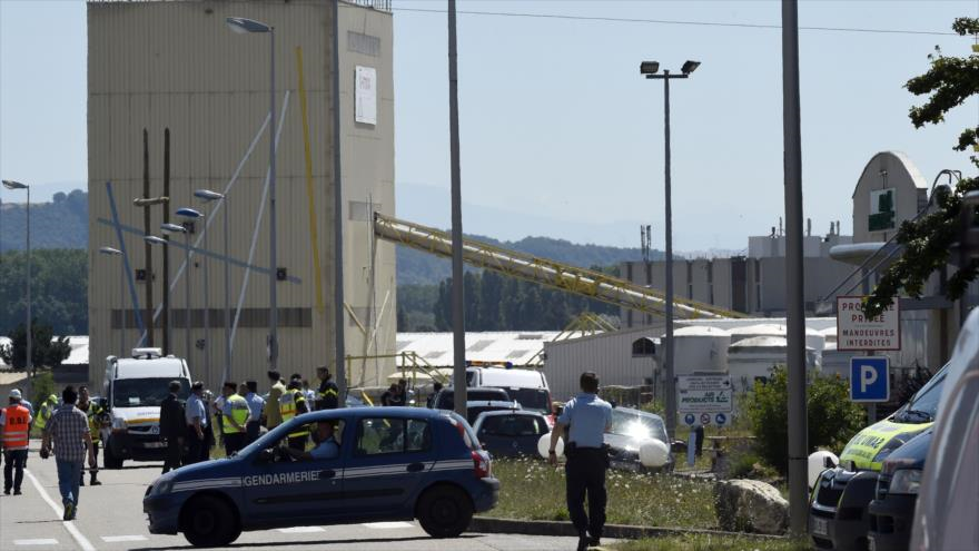 Servicios de seguridad y de emergencia franceses acuden a la entrada de la fábrica de gas Air Products de Saint-Quentin-Fallavier, cerca de Lyon, en el centro este de Francia. 26 de junio de 2015.