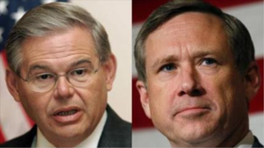 Senadores estadounidenses; el republicano Mark Kirk (dcha) y el demócrata Robert Menéndez (izda).