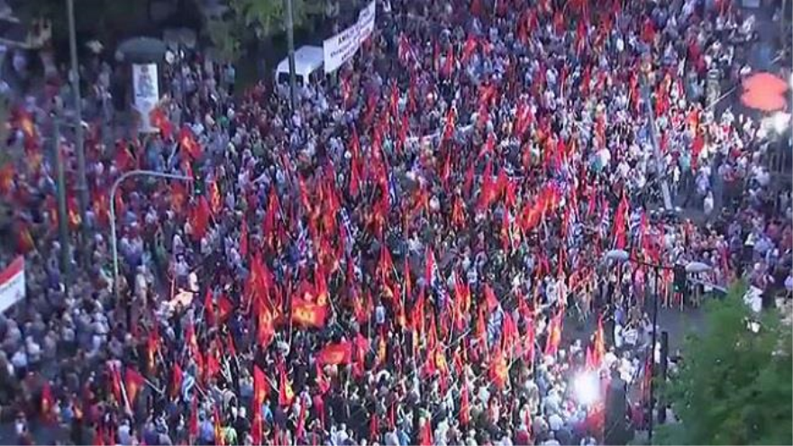 Miles de griegos concentrados en la plaza Síntagma de Atenas, capital de Grecia, en protesta contra la medidas de austeridad. 26 de junio de 2015.