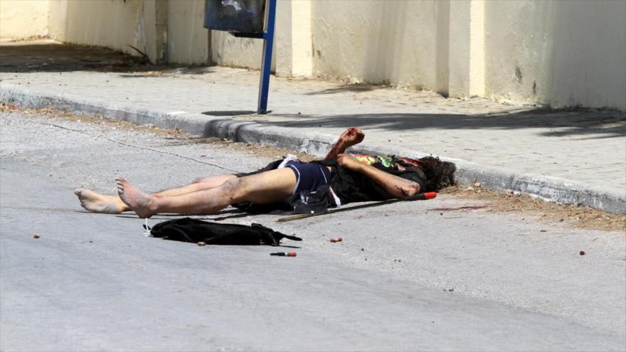 El cuerpo de uno de dos hombres armados que abrieron fuego en dos hoteles en ciudad tunecina de Susa. 26 de junio de 2015.