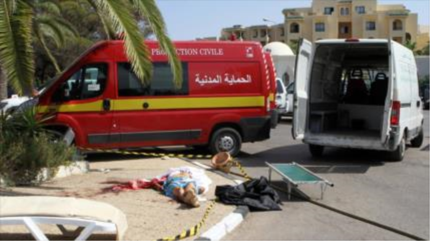 Cuerpo de un turista extranjero perecido en el atentado terrorista en Túnez, el 26 de junio de 2015