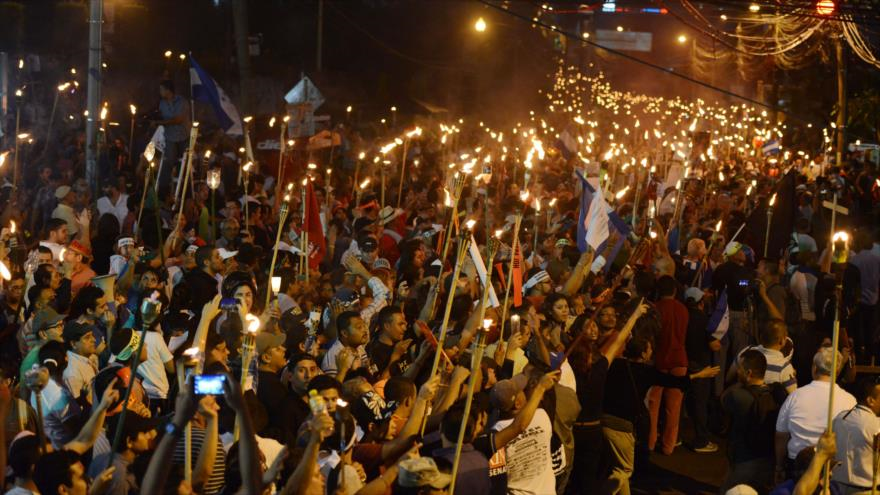 Marcha de miles de hondureños por las calles de Tegucigalpa en contra de corrupción e impunidad, 26 de junio de 2015.