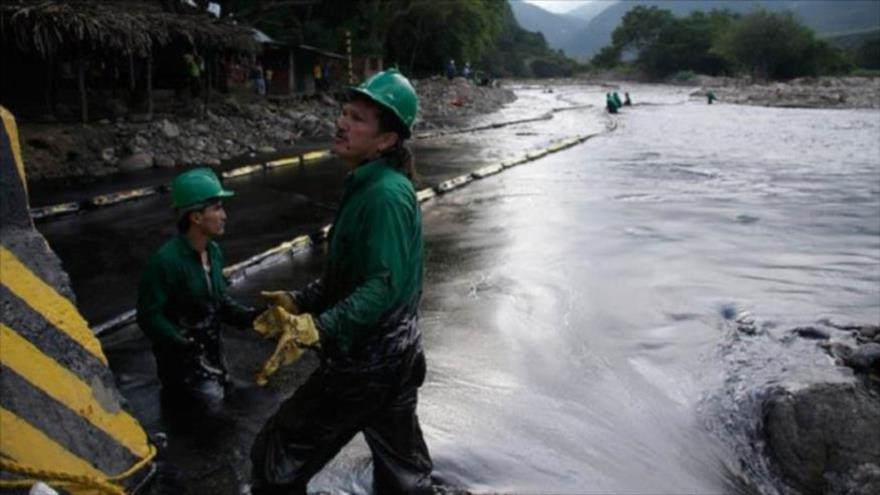 Crudo vertido tras un ataque de las FARC a un oleoducto en Colombia