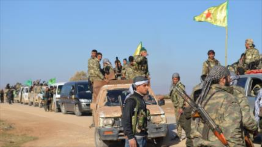 Un convoy militar de las fuerzas kurdas en la ciudad siria de Kobani (norte)