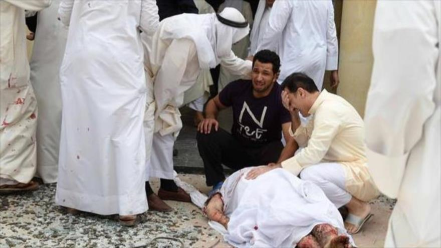 Kuwaitíes lloran la muerte de uno de sus familiares en el atentado del EIIL registrado el 26 de junio contra una mezquita chií.